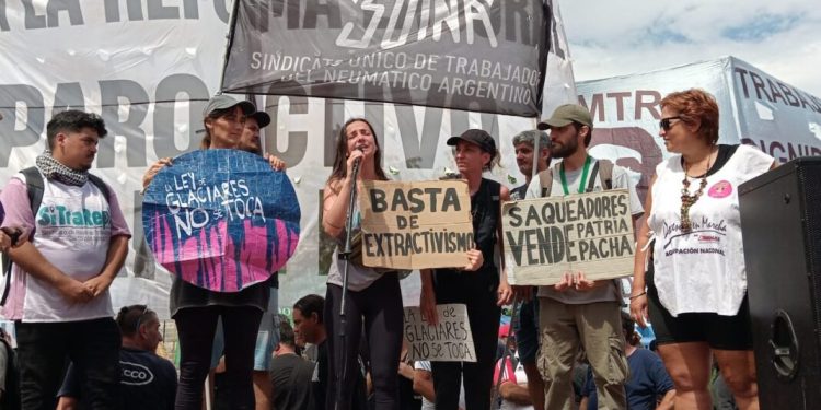 La oposición se pliega a una marcha ambientalista por los límites de participación en la audiencia por la Ley de Glaciares Organizaciones ambientalistas y la oposición se unen en las inmediaciones del Congreso para pedir la ampliación de la participación en la audiencia por la Ley de Glaciares.