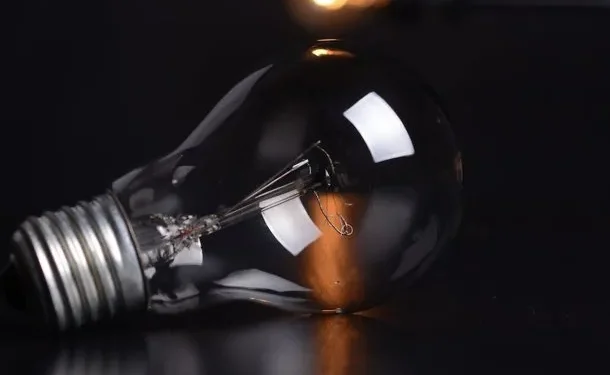 Mas aumentos en las tarifas: La luz subirá otro 2,4% en abril  Los aumentos de las tarifas energéticas van a la par de la quita de subsidios en un movimiento de pinzas que afecta especialmente a los hogares de clase media.