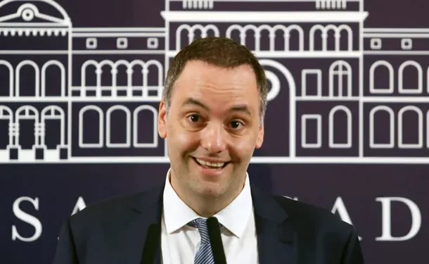 Nueva denuncia penal contra Manuel Adorni: ahora, por el viaje en vuelo privado a Punta del Este  El jefe de Gabinete sumó una nueva denuncia penal, esta vez por supuesto enriquecimiento ilícito.