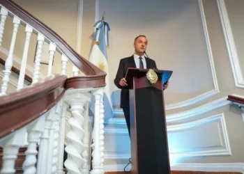 Manuel Adorni confirmó que su esposa viajó en el avión presidencial: «Vengo a deslomarme a EEUU y quería que me acompañe»