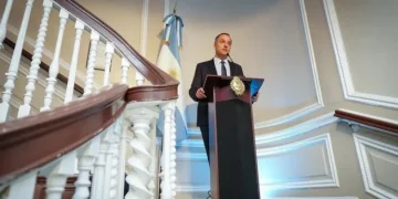 Manuel Adorni confirmó que su esposa viajó en el avión presidencial: «Vengo a deslomarme a EEUU y quería que me acompañe»