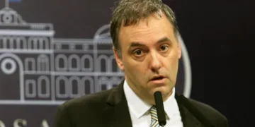 Docentes de la UBA organizan una clase frente al departamento de Adorni en Caballito