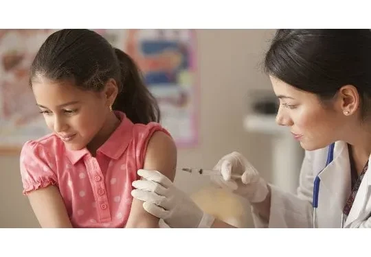 Cae la vacunación contra el VPH: en los últimos 10 años solo la mitad de los argentinos llegó a inmunizarse Los datos fueron difundidos en el marco del Día Mundial del Virus del Papiloma Humano. La cobertura pasó del 87% al 55% en mujeres y del 71% al 51% en varones. Especialistas llamaron a vacunarse en cualquier momento de la vida y, de lo contrario, advierten la vuelta de enfermedades ya controladas.