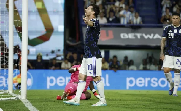 Argentina goleó 5-0 a Zambia  La Albiceleste venció a su par africano en la Bombonera por amplio margen. La Pulga anotó un tanto y le dio la asistencia para el 1-0 a Julián Álvarez. Nicolás Otamendi de penal, Dominic Chanda en contra y Valentín Barco completaron la lista de goleadores