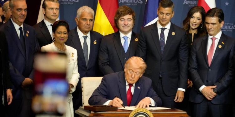 Milei firmó la adhesión a la coalición impulsada por Trump para combatir el narcotráfico  El presidente Javier Milei fue uno de los 12 mandatarios regionales que participó de la creación del "Escudo de las Américas", una alianza para combatir los carteles del narcotráfico.