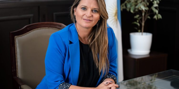 “Hay que eliminar muchas tasas, pero darle a los municipios recursos que hoy están concentrados en la Provincia”  Lo dijo la senadora provincial de la UCR Nerina Neumann al opinar sobre la polémica que se suscitó alrededor de las tasas municipales. La legisladora sostuvo además que la discusión debe ampliarse hacia un tema más profundo, como es el financiamiento de los municipios. “Las municipalidades son el mostrador del Estado, es el primer lugar donde van los vecinos por inconvenientes cotidianos y debe dar respuestas a sus comunidades todos los días, por eso es importante que sin oportunismos debatamos seriamente cómo se financian”, dijo.