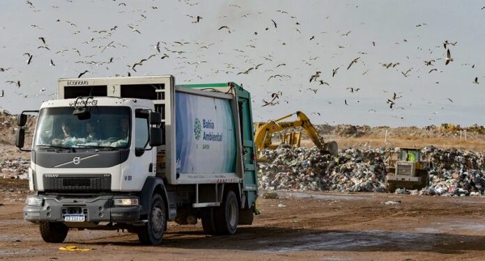 BAHIA BLANCA: Con foco en el cuidado ambiental, el Municipio llama a licitación para la gestión del relleno sanitario El Municipio de Bahía Blanca anunció el llamado a Licitación Pública para la contratación del servicio de disposición final de residuos sólidos urbanos en el relleno sanitario local, un paso clave para garantizar la sostenibilidad ambiental y la eficiencia en la gestión de la higiene urbana de la ciudad.