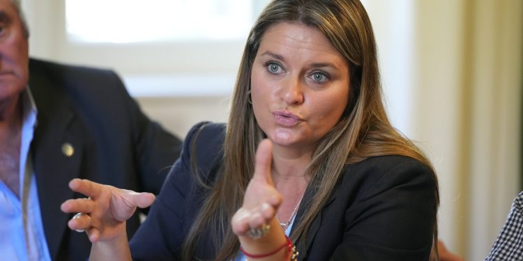 Nerina Neumann: “La Provincia necesita modernizar su sistema político”  Lo dijo la senadora radical Nerina Neumann Losada, quien impulsa desde la Legislatura provincial el debate por la Boleta Única Papel y la autonomía municipal. “Sería bueno que el gobernador Kicillof escuche y podamos comenzar a debatir cuánto antes el sistema electoral para los próximos años, no solo para la próxima elección”, agregó.