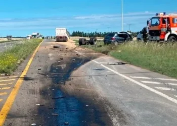 RUTA 33: Un muerto tras un choque entre auto y camión