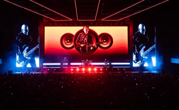 Soda Stereo Ecos: Así se ve Gustavo Cerati en el escenario del Arena de Buenos Aires  Soda Stereo Ecos revivió la magia: Gustavo Cerati volvió al escenario junto a Charly Alberti y Zeta Bosio en una noche imborrable.