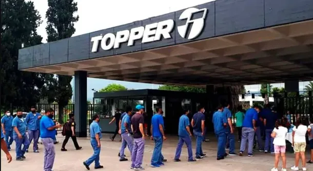 Topper echó a 160 trabajadores y los que siguen apenas cobran $700 mil por mes El delegado de la única planta en funcionamiento que queda en el país manifestó su preocupación por más despidos.