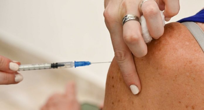 BAHIA BLANCA: Campaña de vacunación antigripal  Se recuerda que desde esta semana tendrá lugar la segunda etapa de aplicación de vacunas antigripales que, además de personal de Salud y mayores de 65 años, abarca: