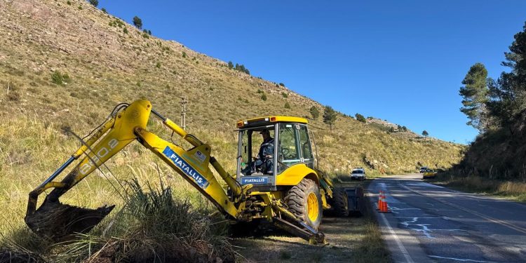 Tareas de mantenimiento en la Ruta 76: Circular con precaución por el Abra de la Ventana  La Dirección de Vialidad Provincial se encuentra realizando trabajos de reparación y mantenimiento de las banquinas en la Ruta 76 km 126,5, a la altura del Abra de la Ventana.