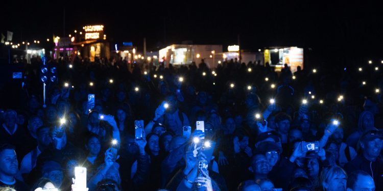 SALDINGARAY: Una multitud disfrutó del cierre de la 11° Fiesta Provincial de la Vendimia  Este domingo se desarrolló la segunda y última jornada de la 11° Fiesta Provincial de la Vendimia en Saldungaray, poniendo el broche de oro a un fin de semana que volvió a destacar el crecimiento de la actividad vitivinícola en el distrito y la región.
