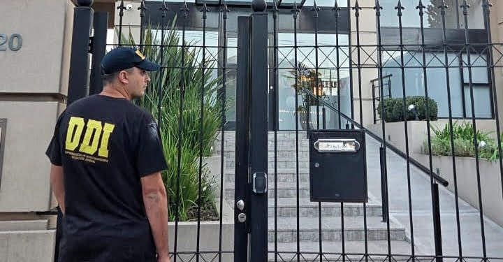 BAHIA BLANCA: Club Bahiense del Norte «Secuestraron los celulares de los integrantes de la Comisión Directiva» En el marco de la investigación realizada por la UFIJ N.º 7, a cargo de la fiscal Marina, respecto de presuntas interferencias en la investigación por el derrumbe de la estructura que se desmoronó en medio de un temporal donde se registraron 13 víctimas fatales y varios heridos de diversa gravedad, el 16 de diciembre de 2023 en Bahía Blanca, se realizaron siete allanamientos y el secuestro de teléfonos celulares.