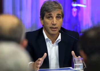 Caputo enfrenta una nueva revisión del FMI, tras no haber cumplido la acumulación de reservas