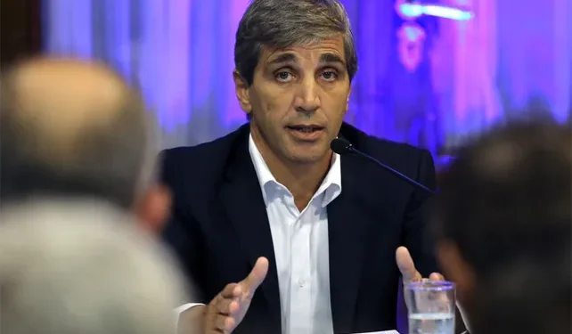 Caputo enfrenta una nueva revisión del FMI, tras no haber cumplido la acumulación de reservas  En medio del incumplimiento de la meta de reservas, el ministro de Economía, Luis Caputo, deberá atravesar una nueva revisión del Fondo Monetario Internacional (FMI).