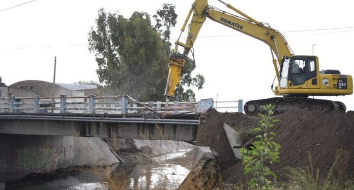 BAHIA BLANCA: La provincia avanza en la reconstrucción del canal Maldonado «se concretó la demolición del puente Don Bosco»  La Provincia de Buenos Aires dio un nuevo paso en el marco de la reconstrucción del canal Maldonado con la demolición del puente sobre calle Don Bosco.