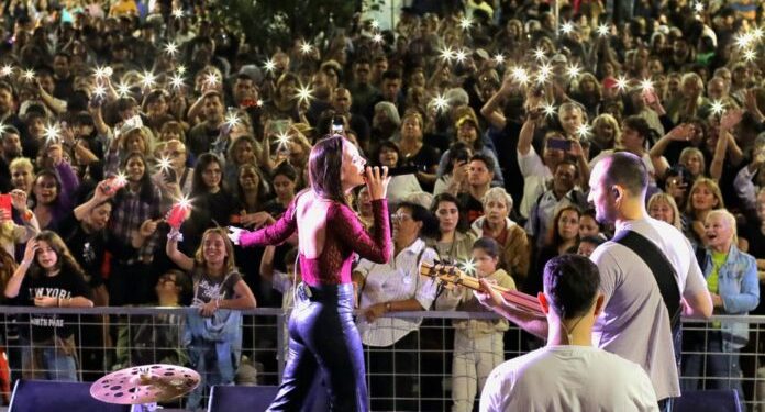 BAHIA BLANCA: “Plaza Viva” y “La Noche del Centro” reunieron a miles de familias en el festejo por el 198° aniversario de Bahía Blanca  Bahía Blanca celebró su 198° aniversario con una gran jornada en el centro de la ciudad, que combinó propuestas culturales, artísticas, recreativas y comerciales en el marco de “Plaza Viva” y una nueva edición de “La Noche del Centro”.