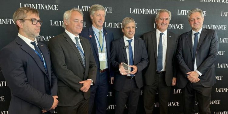 El equipo económico de Caputo encara una negociación clave con el FMI por US$ 1.000 millones  El ministro Luis Caputo negocia con el FMI un desembolso de US$ 1.000 millones, mientras el Gobierno busca validar metas y sostener el programa financiero.