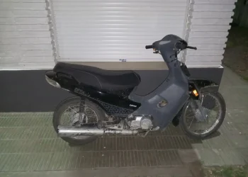 BAHIA BLANCA: Arrestaron a dos jóvenes que circulaban en una moto robada