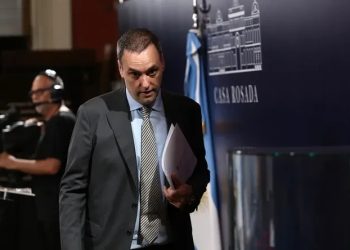 Una jubilada reveló cómo se negoció el departamento de Caballito y complicó a Adorni