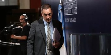 Una jubilada reveló cómo se negoció el departamento de Caballito y complicó a Adorni