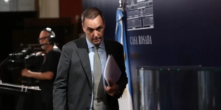 Una jubilada reveló cómo se negoció el departamento de Caballito y complicó a Adorni Una de las jubiladas involucradas declaró en la causa contra Adorni y afirmó que terceros manejaron la venta del departamento en Caballito.