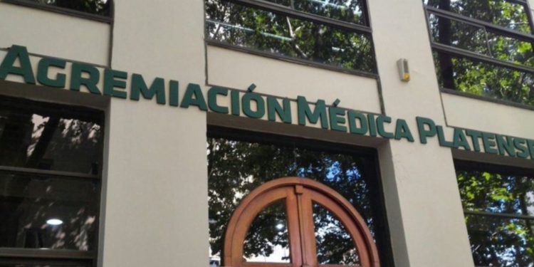 La Agremiación Médica Platense declaró el estado de alerta por una millonaria deuda de IOMA La Agremiación Médica Platense declaró el estado de alerta y denunció una deuda de IOMA con los profesionales de la salud que escala a $1.300.000.000.