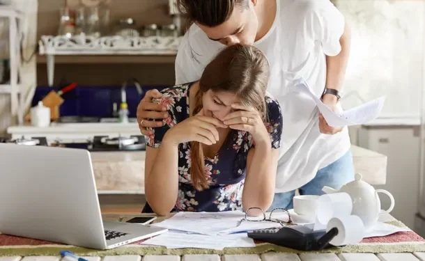 Aumenta la morosidad bancaria: 6 de cada 10 hogares argentinos registran deudas  En sintonía con un contexto de crisis económica, los hogares argentinos aumentan sus dedudas bancarias para cubrir gastos básicos.