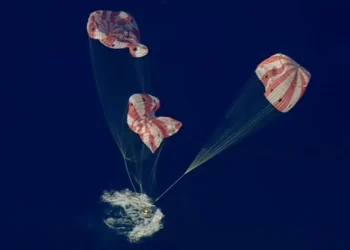 HISTORICO: Así aterrizaron en paracaídas los astronautas de la misión Artemis II