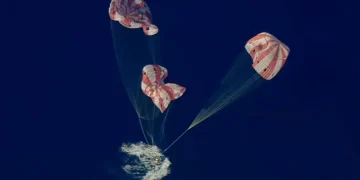 HISTORICO: Así aterrizaron en paracaídas los astronautas de la misión Artemis II