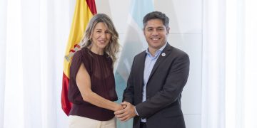 Kicillof cierra su gira por España con una intensa agenda en Barcelona