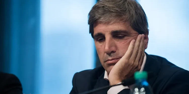 Caputo habría pedido a todos los ministerios «que ajusten sus presupuestos un 20%»  Esta medida se divulgó, de manera "no oficial", en un momento en el que se reportan caídas en la recaudación y la necesidad de mantener el ancla fiscal para cumplir con las metas de superávit financiero. Fuente: El Liberal https://www.elliberal.com.ar/nota/77190/2026/04/caputo-habria-pedido-a-todos-los-ministerios-que-ajusten-sus-presupuestos-un-20-en-porciento-