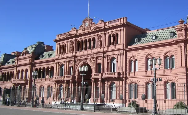 Por una denuncia de Casa Militar, el Gobierno impide a periodistas acreditados entrar a Casa Rosada  En su avanzada contra el periodismo, el gobierno de Javier Milei cerró la sala de prensa de Casa Rosada y le negó el ingreso a todos los periodistas acreditados.