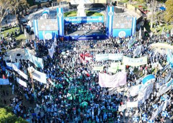 La CGT lideró una masiva movilización por el Día del Trabajador: “Se acabó la paciencia”