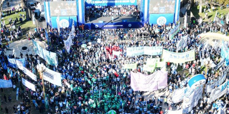 La CGT lideró una masiva movilización por el Día del Trabajador: “Se acabó la paciencia”  En la marcha por el Día del Trabajador, el triunvirato de la CGT puntualizó que el malhumor social llegó a una "situación límite" y amenzaron con un nuevo paro general.