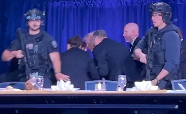 Conmoción mundial: intento de atentado contra Donald Trump en Washington  Un dramático intento de atentado contra Donald Trump conmocionó al mundo entero. El presidente fue evacuado de urgencia tras un tiroteo en una cena.