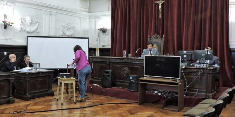 BAHIA BLANCA: Segunda jornada del juicio a una mujer por intentar matar a un hombre  Con la declaración de peritos, el médico forense, policías que trabajaron en la investigación del hecho, una amiga de las mujeres acusadas y otros testigos, se realizó la segunda jornada del juicio que se le sigue a Agostina María Cornou, acusada de intentar matar -con un cuchillo- a un hombre en su casa y herirlo de manera grave.