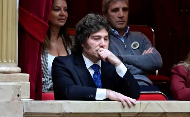 «Corruptos son ustedes»: el nuevo ataque de Javier Milei a los periodistas en el Congreso  Javier Milei respondió con agravios al ser consultado por la situación judicial de Manuel Adorni. El hecho refleja una escalada en el conflicto con la prensa.