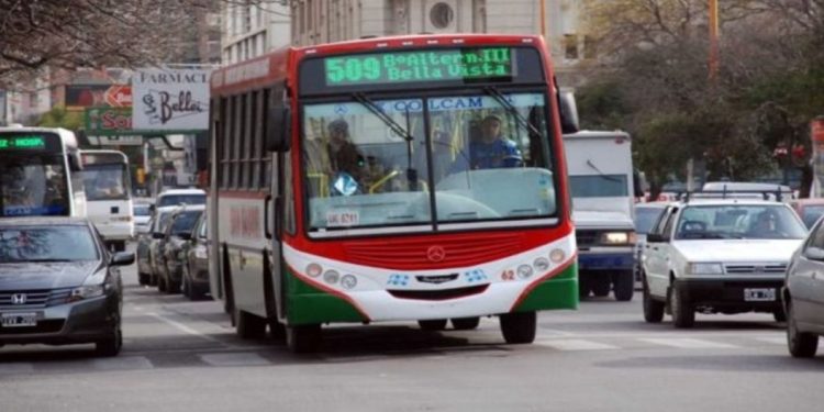 BAHIA BLANCA: Crisis en el transporte publico «Las empresas reducen las frecuencias y no habrá colectivos desde las 20.30»  Las compañías de transporte público de Bahía Blanca, San Gabriel y Rastreador Fournier, anunciaron este viernes en un comunicado que reducirán las frecuencias a partir de este sábado