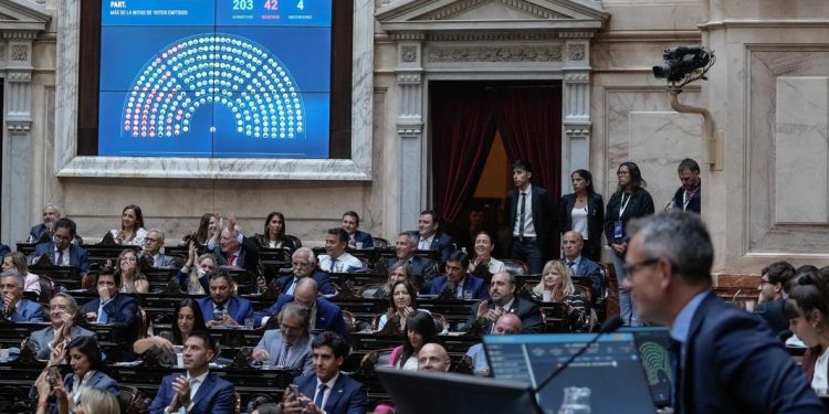 Con protestas afuera del Congreso, Diputados debate la reforma a la Ley de Glaciares  Los diputados nacionales debatirán este miércoles a partir de las 15 horas el proyecto para modificar la Ley de Glaciares. Las principales reformas y la protesta de científicos y ambientalistas.