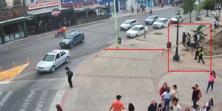 BAHIA BLANCA: Detienen a una mujer que vendía droga en la Plaza Rivadavia  En el marco de una investigación realizada por la UFIJ N°19, a cargo del fiscal Mauricio Del Cero, el Juzgado de Garantías N.º 3 ordenó la detención de Mariela Agunin, acusada de vender droga en la Plaza Rivadavia de Bahía Blanca.