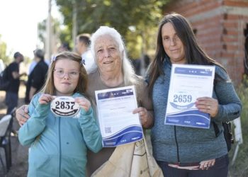 BAHIA BLANCA: El Municipio entregó certificados de hábitat a familias de la ciudad