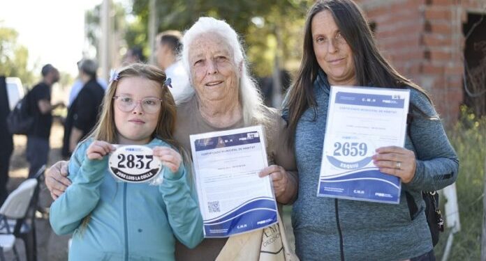 BAHIA BLANCA: El Municipio entregó certificados de hábitat a familias de la ciudad Se trata del documento que otorga el Ejecutivo local y que permite la regularización dominial y la posibilidad de acceder a los servicios básicos en barrios populares.