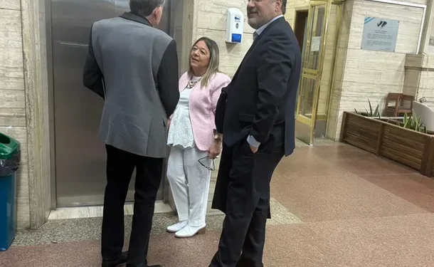 La escribana declaró que Adorni le compró el departamento de Caballito a las jubiladas a pagar en un año y sin interés  Le cobraron un adelanto y pactaron un pago al año. Hizo una operación similar con la propiedad de Parque Chacabuco. El juez Lijo ordenó allanar la inmobiliaria que vendió la propiedad