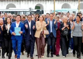 Intendentes de la FAM preparan denuncia por malversación contra Luis Caputo