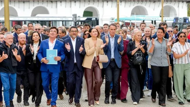 Intendentes de la FAM preparan denuncia por malversación contra Luis Caputo