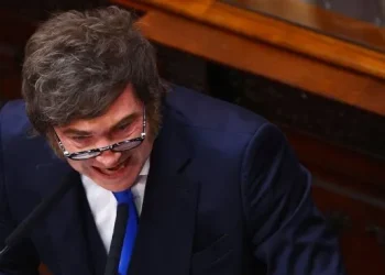 Javier Milei volvió a atacar a los periodistas y aseguró que «la motosierra sigue encendida»