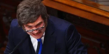 Javier Milei volvió a atacar a los periodistas y aseguró que «la motosierra sigue encendida»